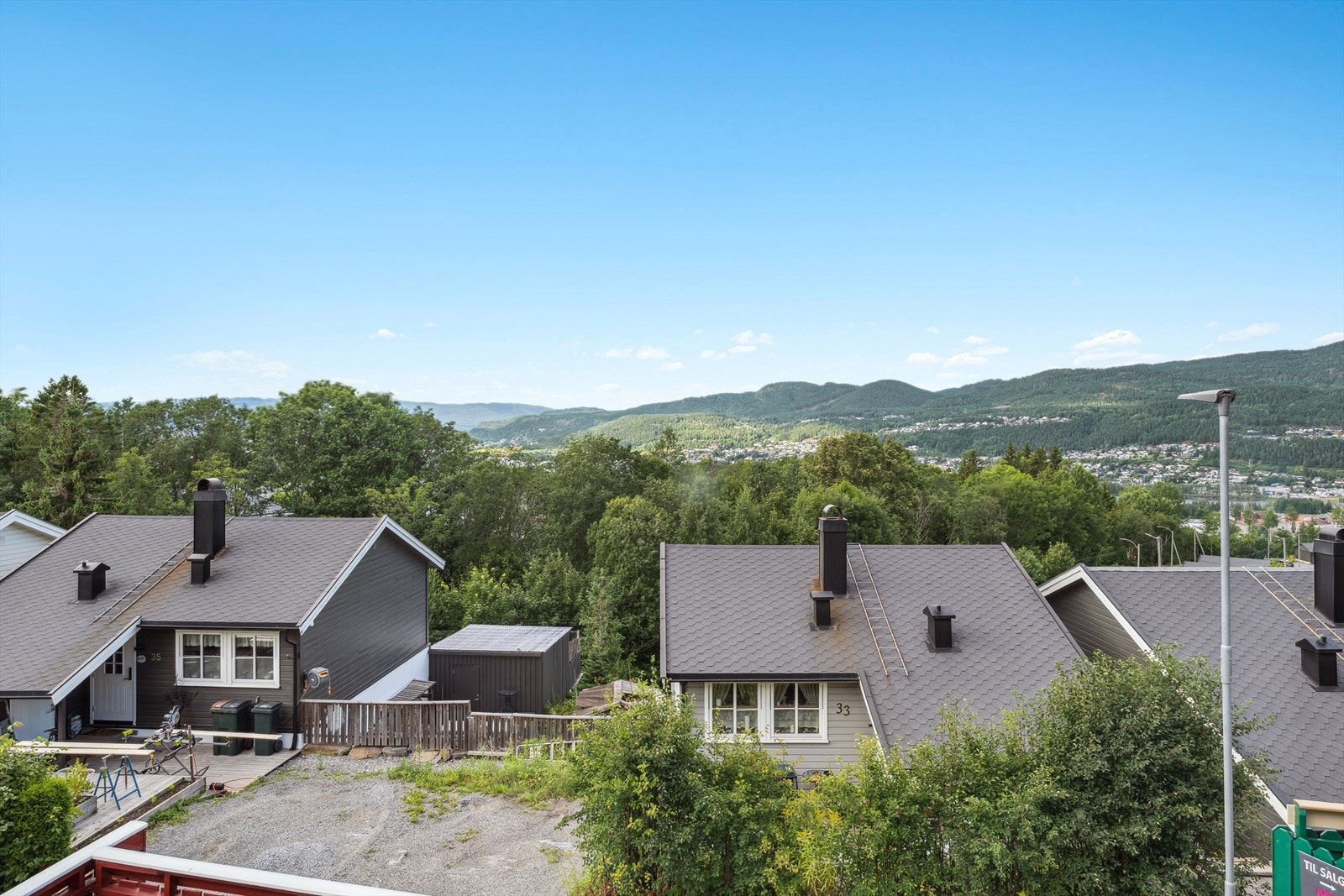 Fra terrassen med fin utsikt mot det fine nabolaget og omgivelsene som omgir eiendommen. Galleribilde