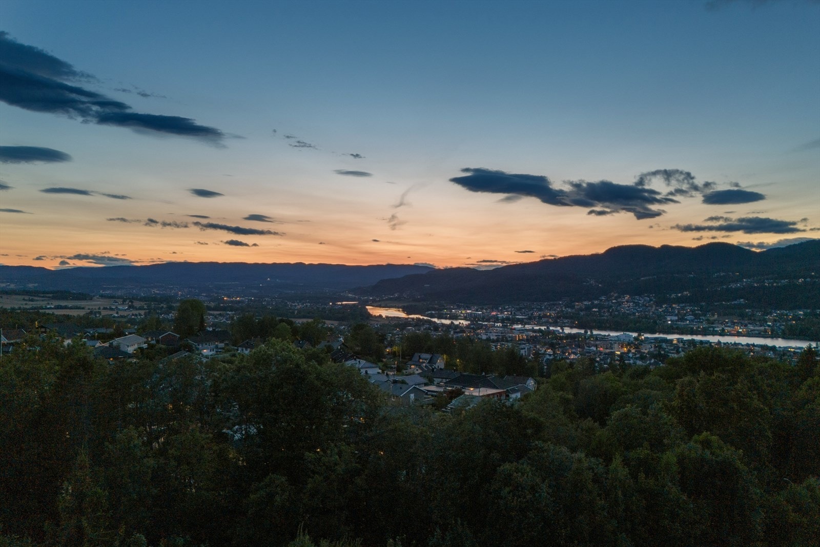Nydelig utsikt over sjarmerende Åsen, her kan du nyte den flotte kveldshimmelen. Galleribilde
