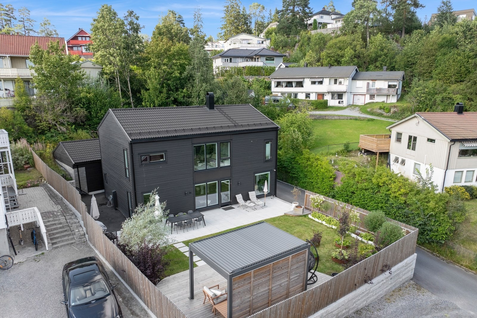 Eiendommen ligger fint til et veletablert og barnevennlig villaområde. Galleribilde