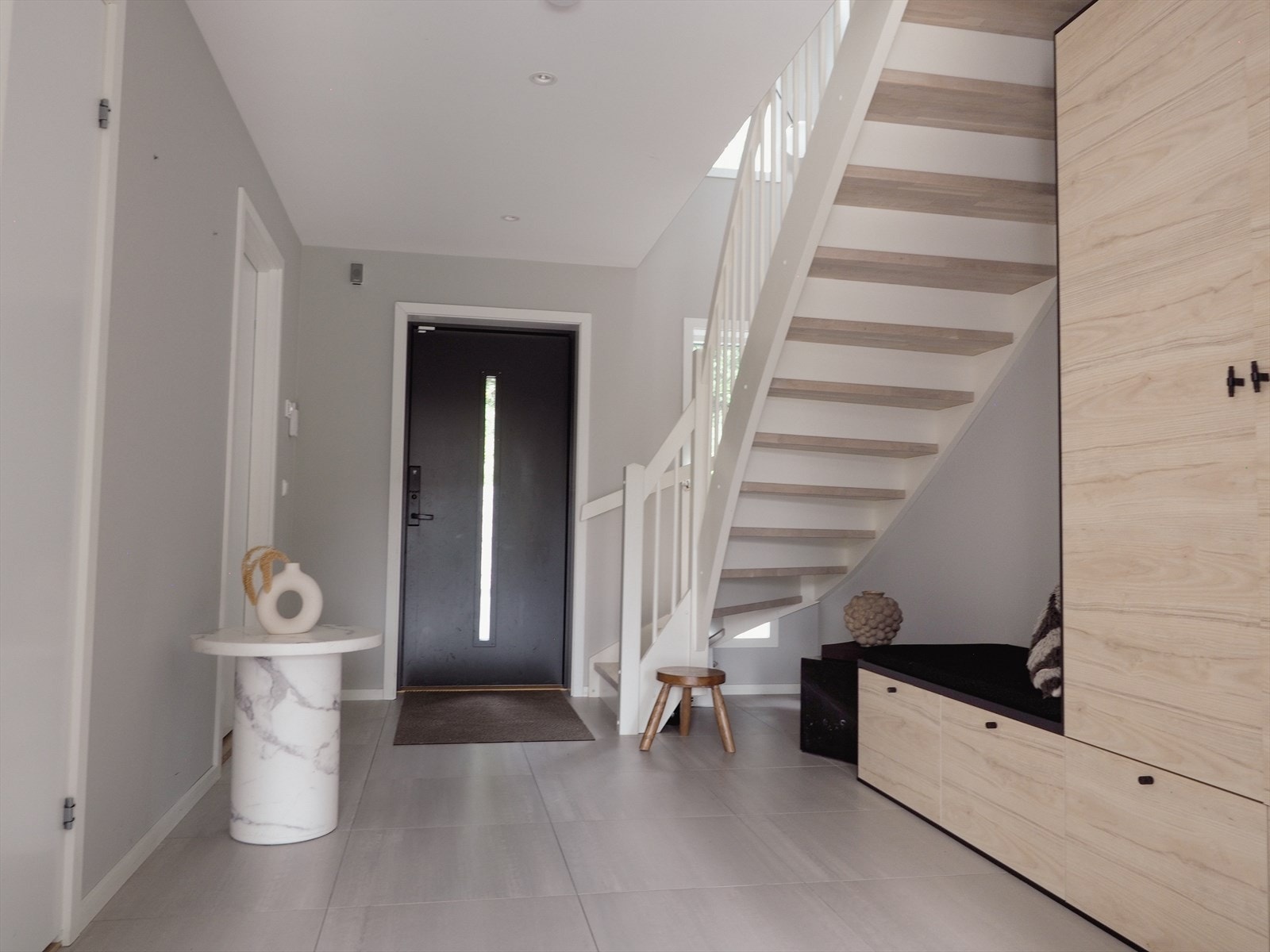 Romslig entré med gang/ trapperom, hvor det er god plass til å sette skoene og henge yttertøyet. Galleribilde