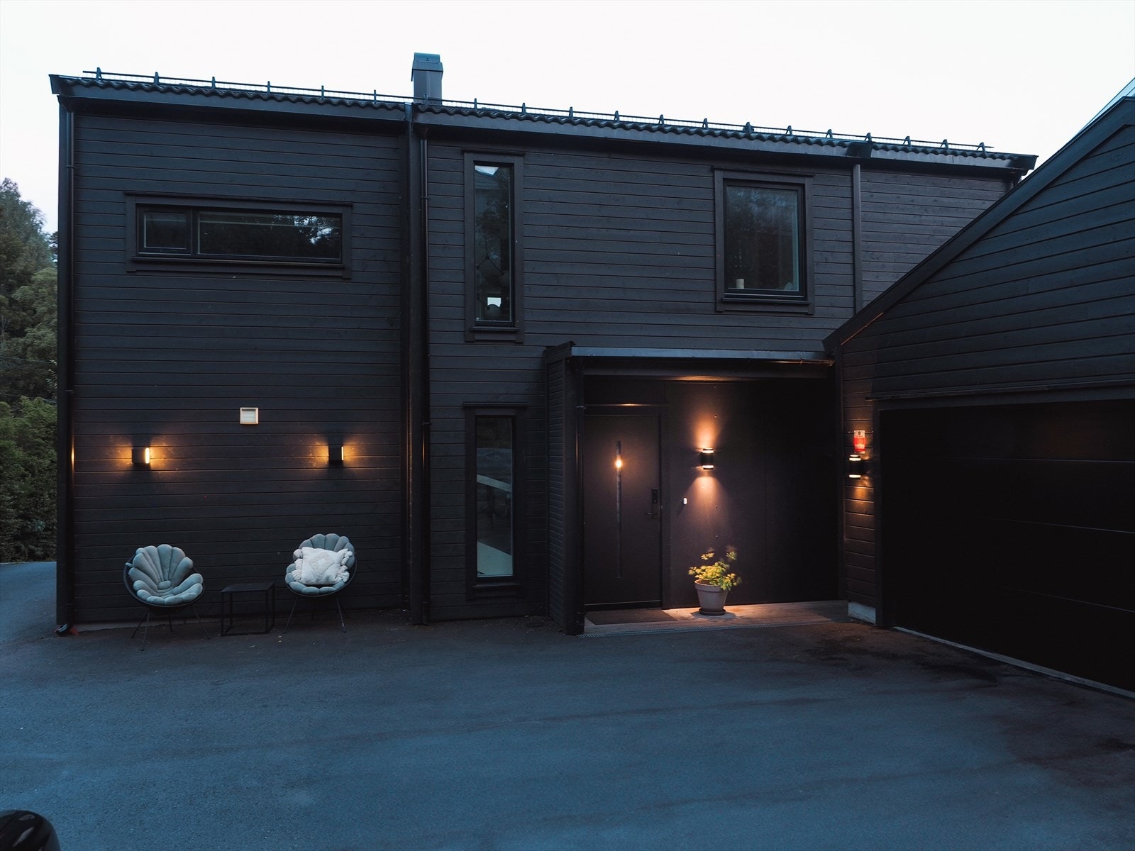 Belysningen fremhever boligens arkitektur og skaper en lun atmosfære. Galleribilde