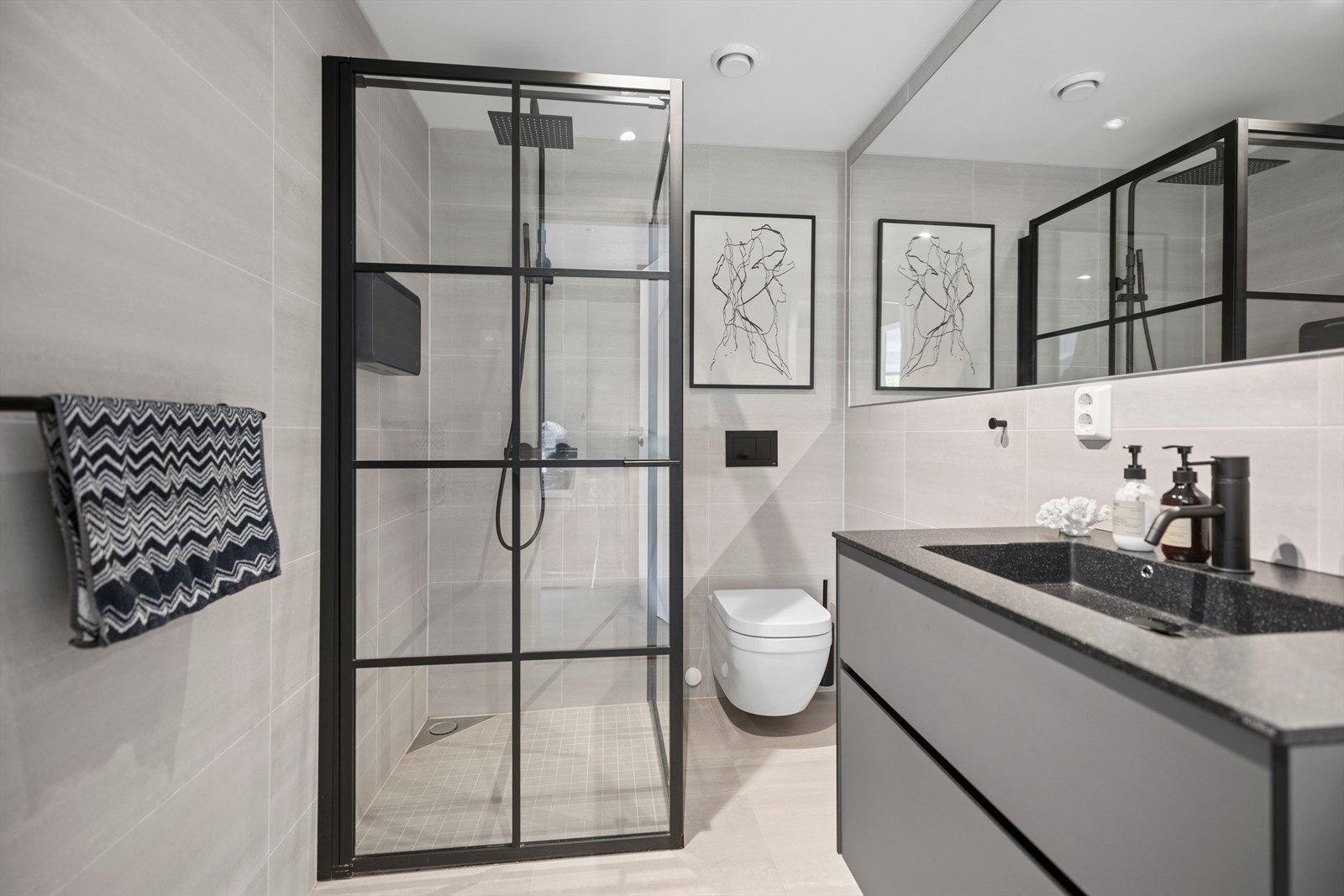 Boligen har to delikate baderom, dette finner du i første etasje. Galleribilde