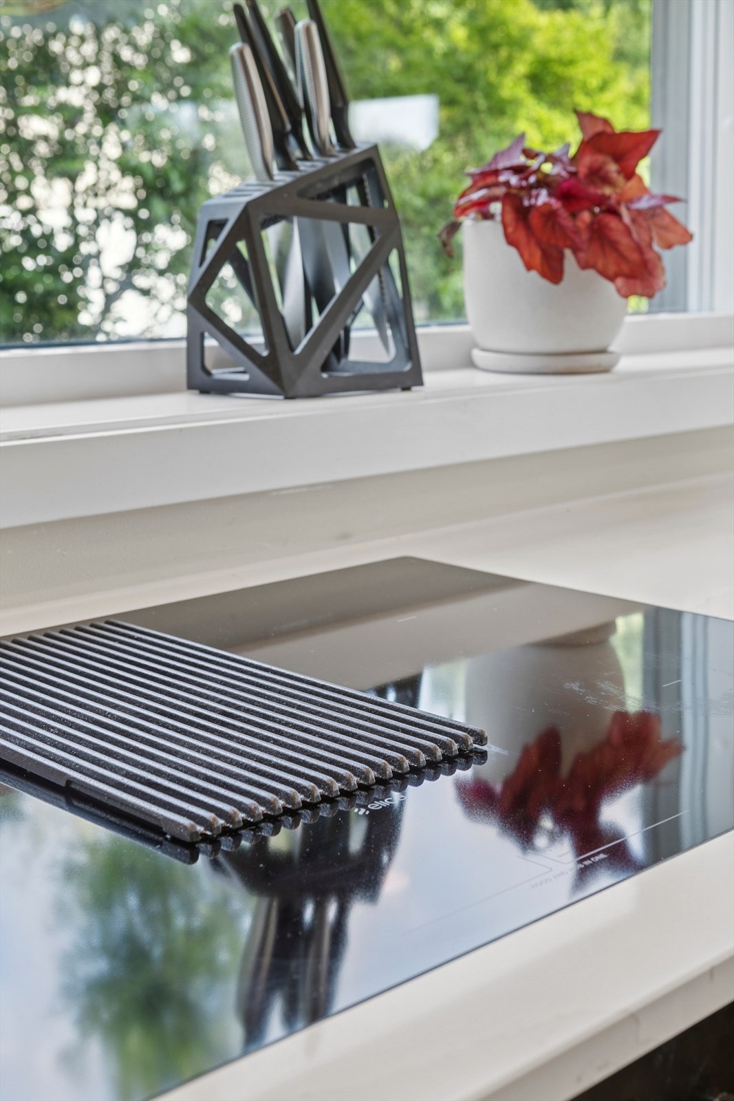 Kjøkkenet har bla. nedfelt platetopp med integrert avtrekksvifte med kullfilter. Galleribilde