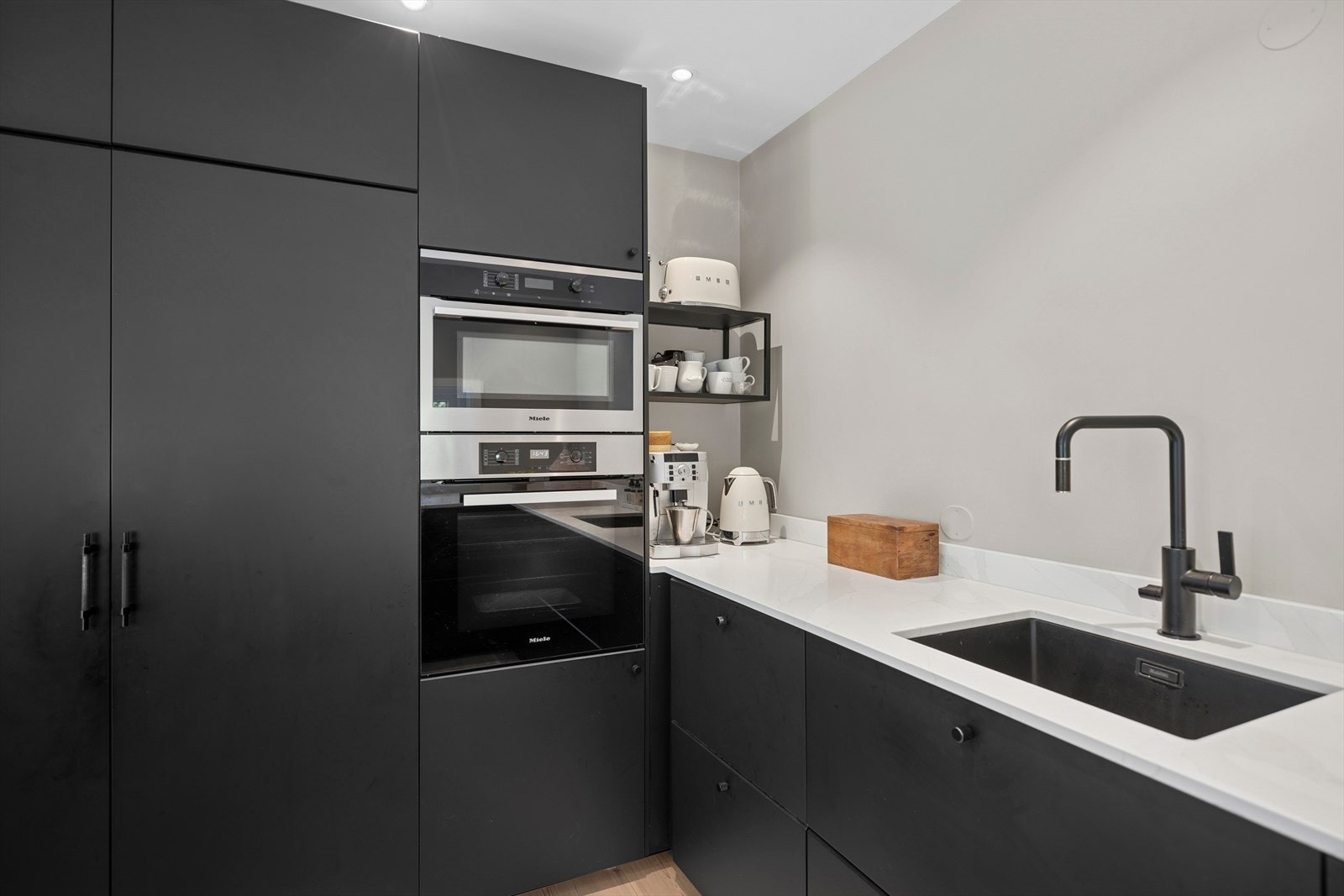 Her får du et smakfullt kjøkken med rikelig av skap- og benkeplass. Galleribilde