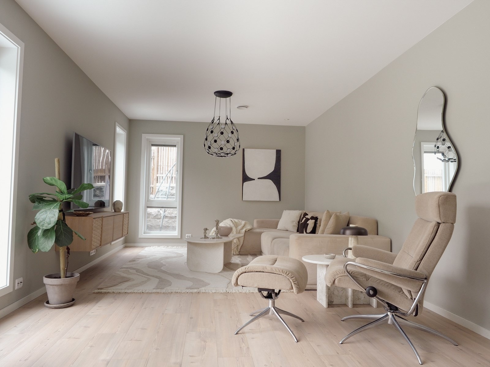 Stuen har god plass til å møblere i flere soner. Galleribilde