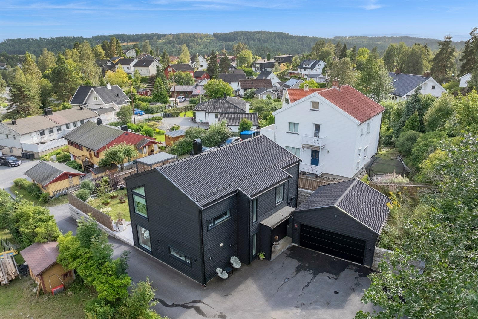 Nærhet til de fleste hverdagsfasiliteter, så vel som til marka. Galleribilde