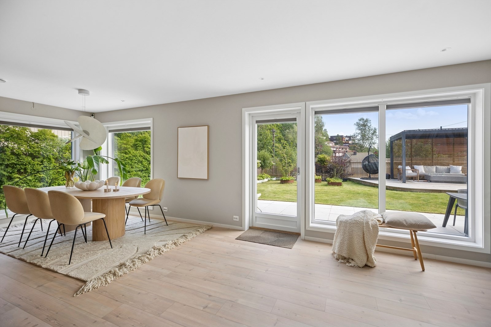 Store gode vindusflater gir rikelig med naturlig lys inn samtidig som du får utsikt til hagen. Galleribilde