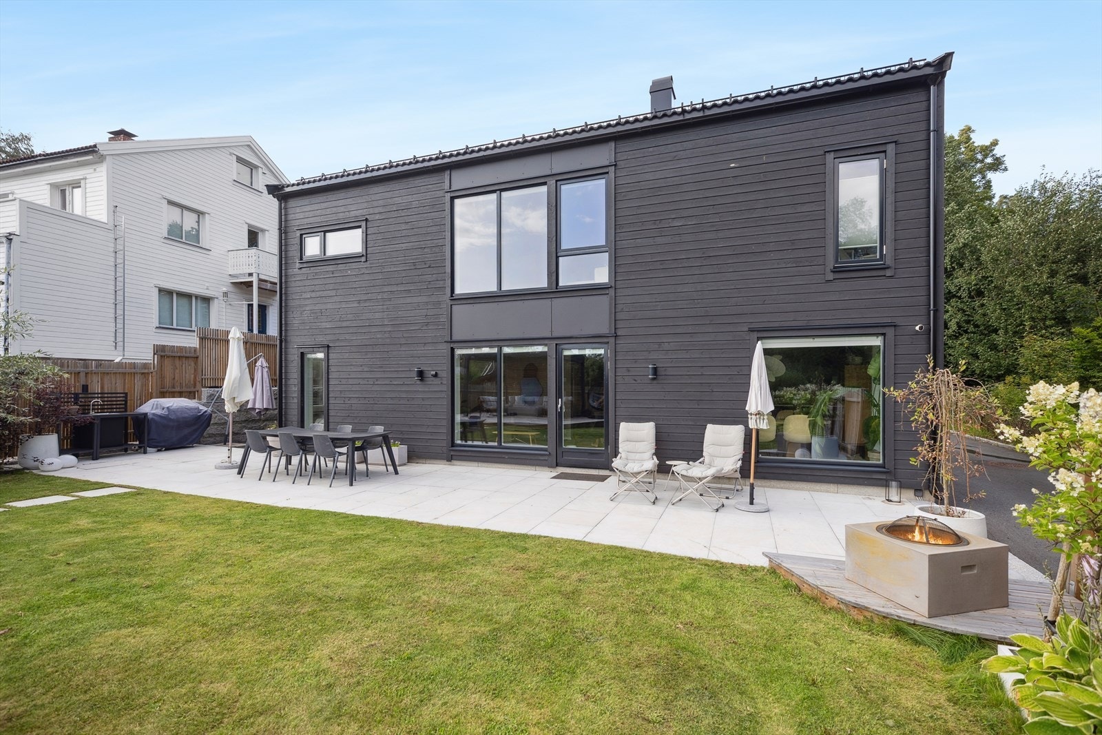 Boligen kombinerer moderne arkitektur med funksjonelle løsninger og en tidløs estetikk. Galleribilde