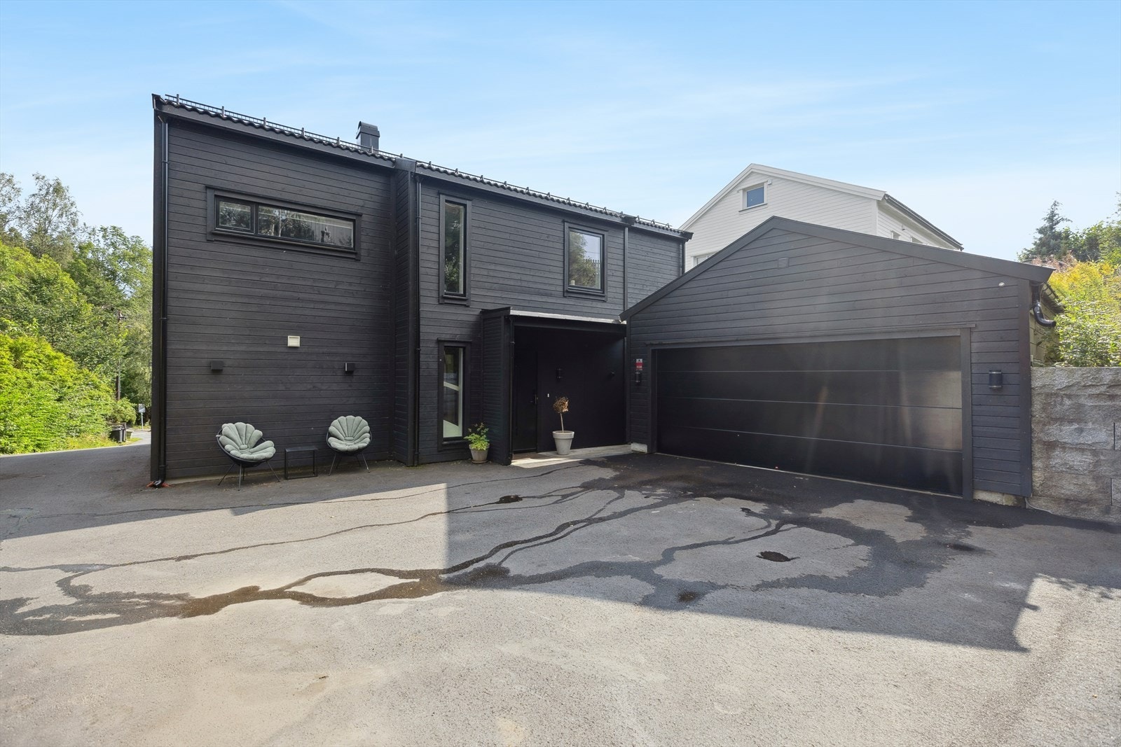 Gode parkeringsmuligheter på asfaltert gårdsplass og i garasjen med elbil-lader. Galleribilde