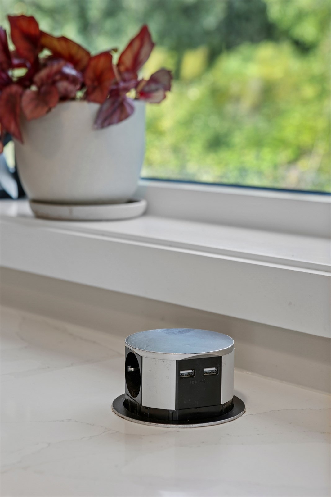 Hendig pop-up socket for lading med både stikkontakt og usb Galleribilde