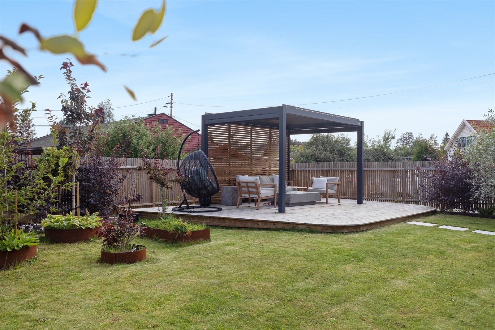 Det er gjort betydelige påkostninger av eiendommens uterom. Galleribilde