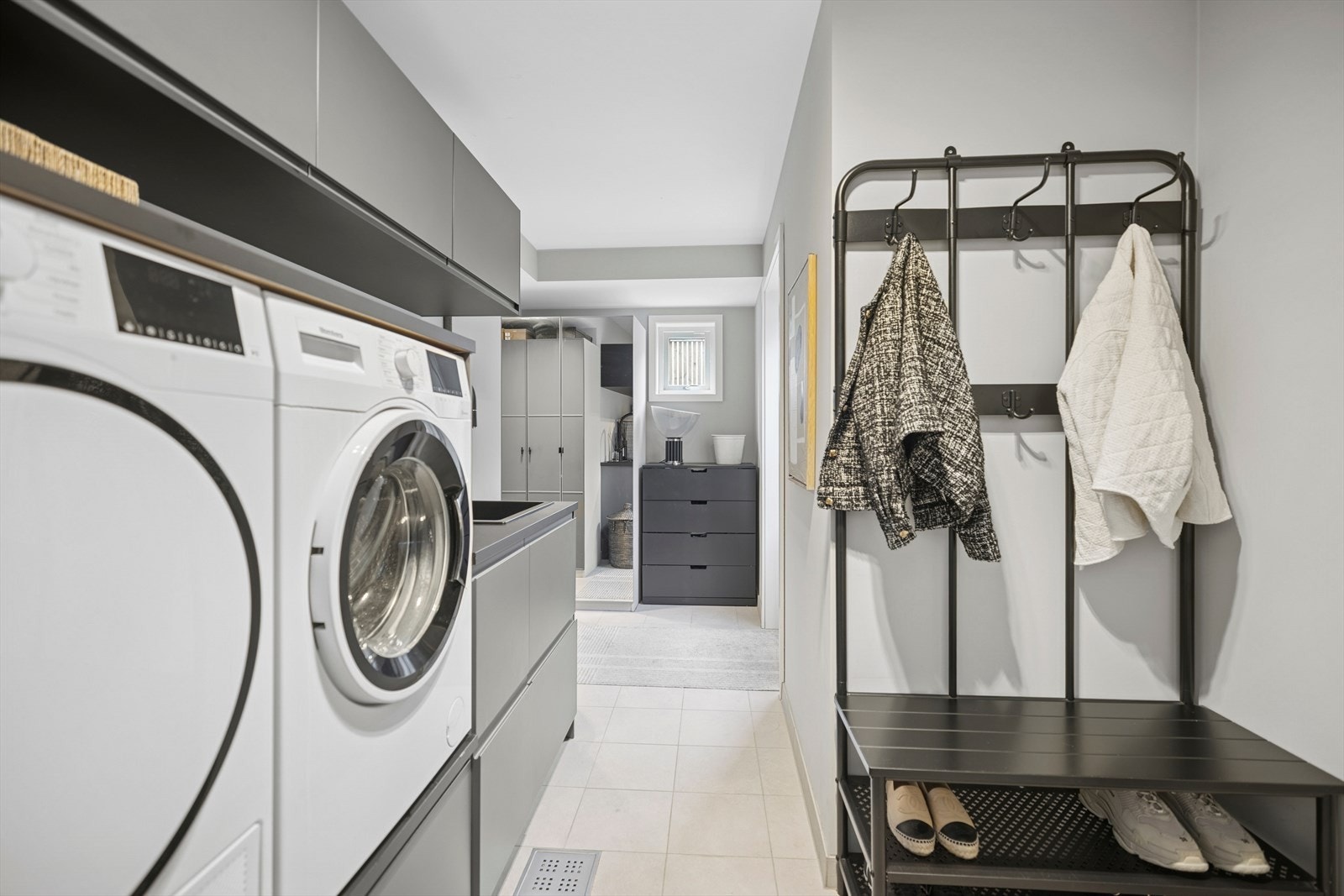 Praktisk med eget vaskerom som har god funksjonalitet. Galleribilde