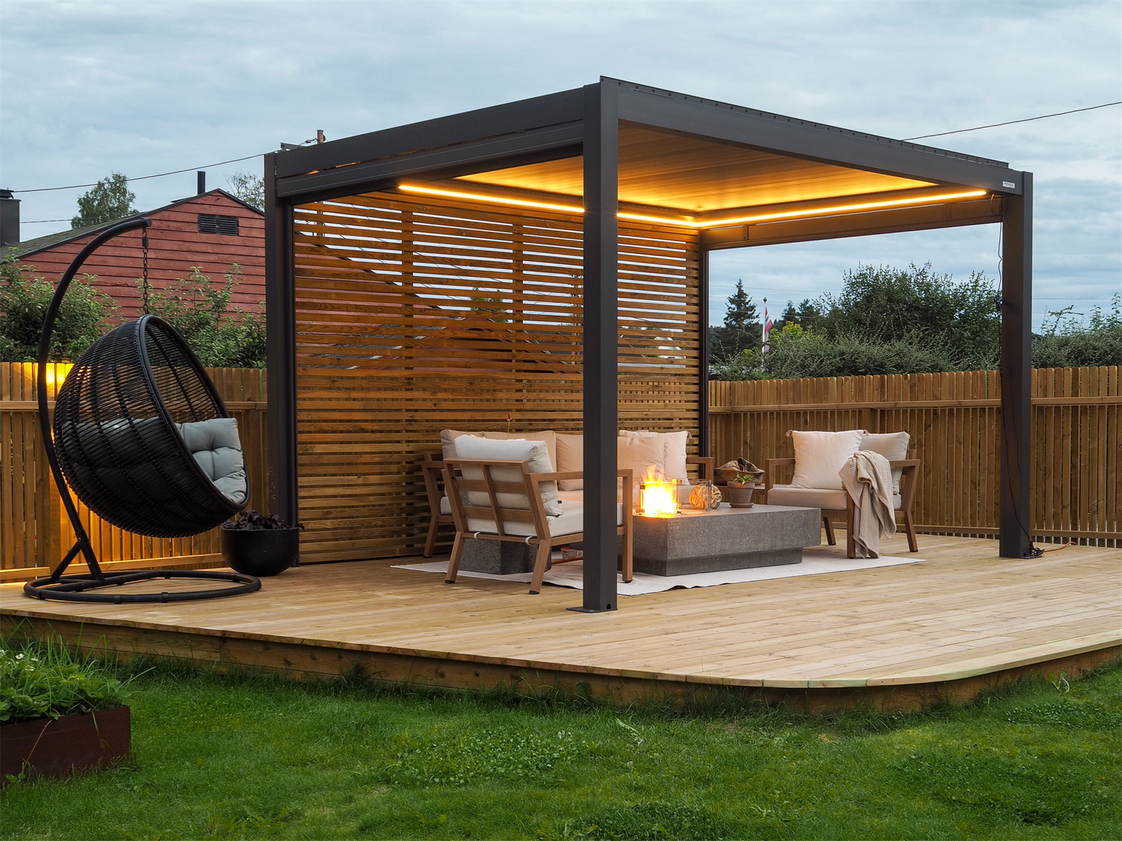 I hagen har du en hyggelig elektrisk pergola med belysning. Galleribilde