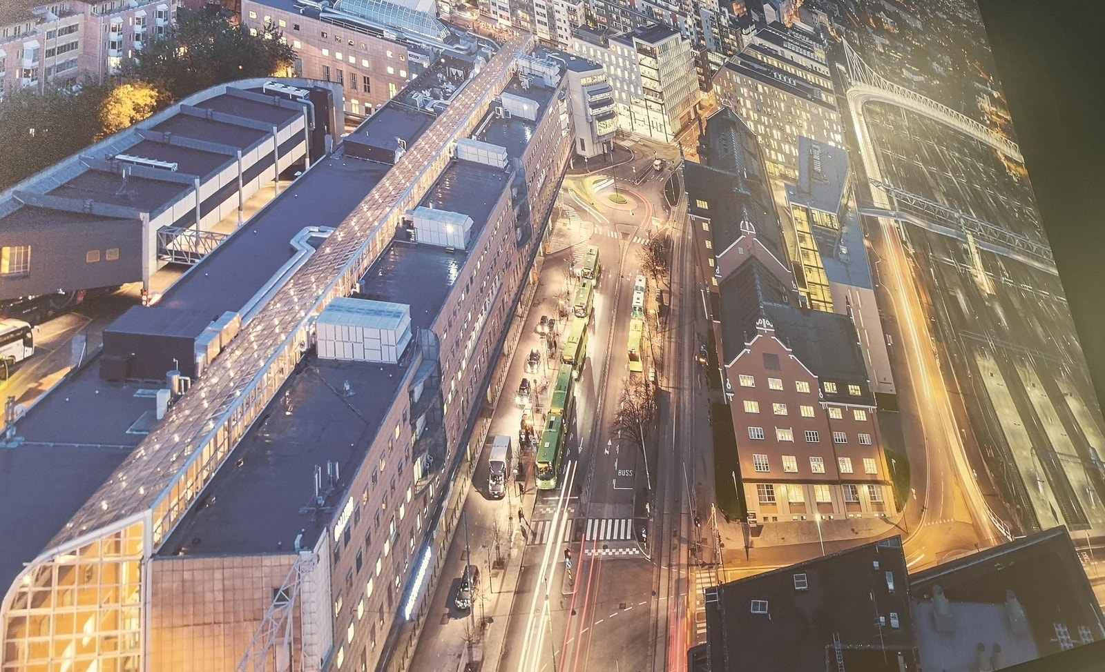 Schweigaardsgate by night. Galleri Oslo og bussterminlaen på venstre side. Mandalls gate 16 er øverst i bildet. Galleribilde