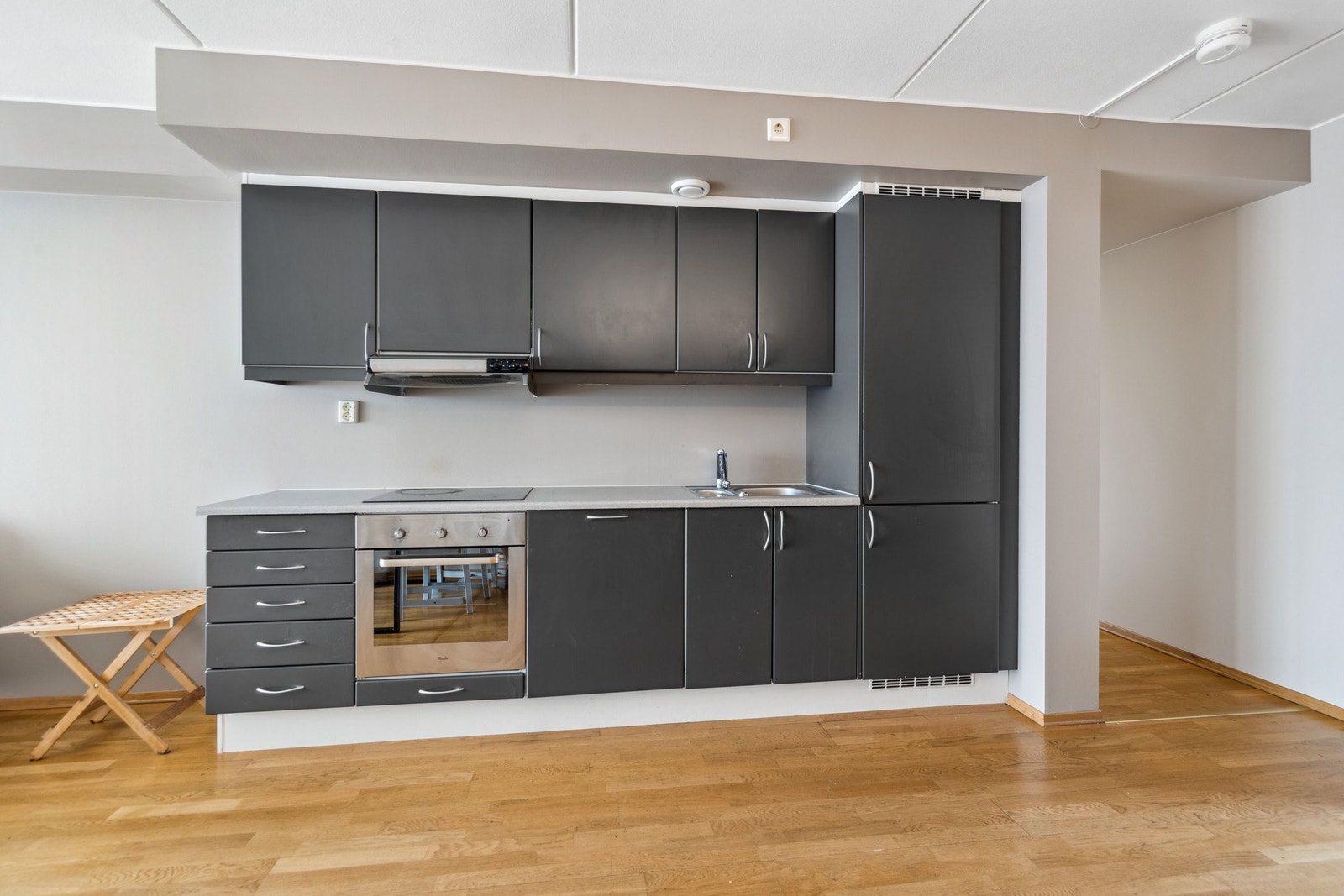 Kjøkkeninnredning. Nytt, integrert kombiskap i mai 2025. Galleribilde