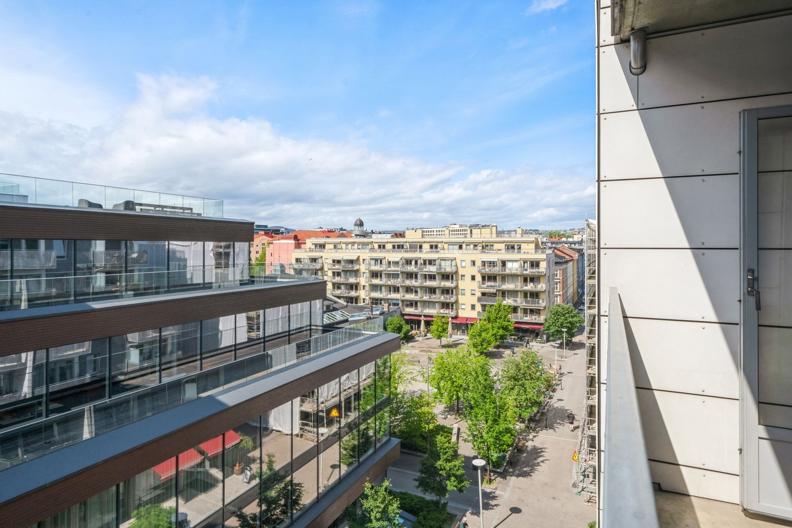 Utsikt fra balkong mot Teaterplassen Galleribilde