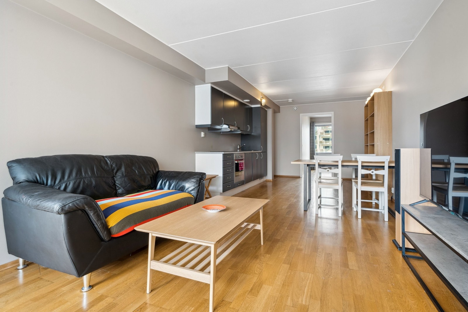 Stue og kjøkken. Galleribilde