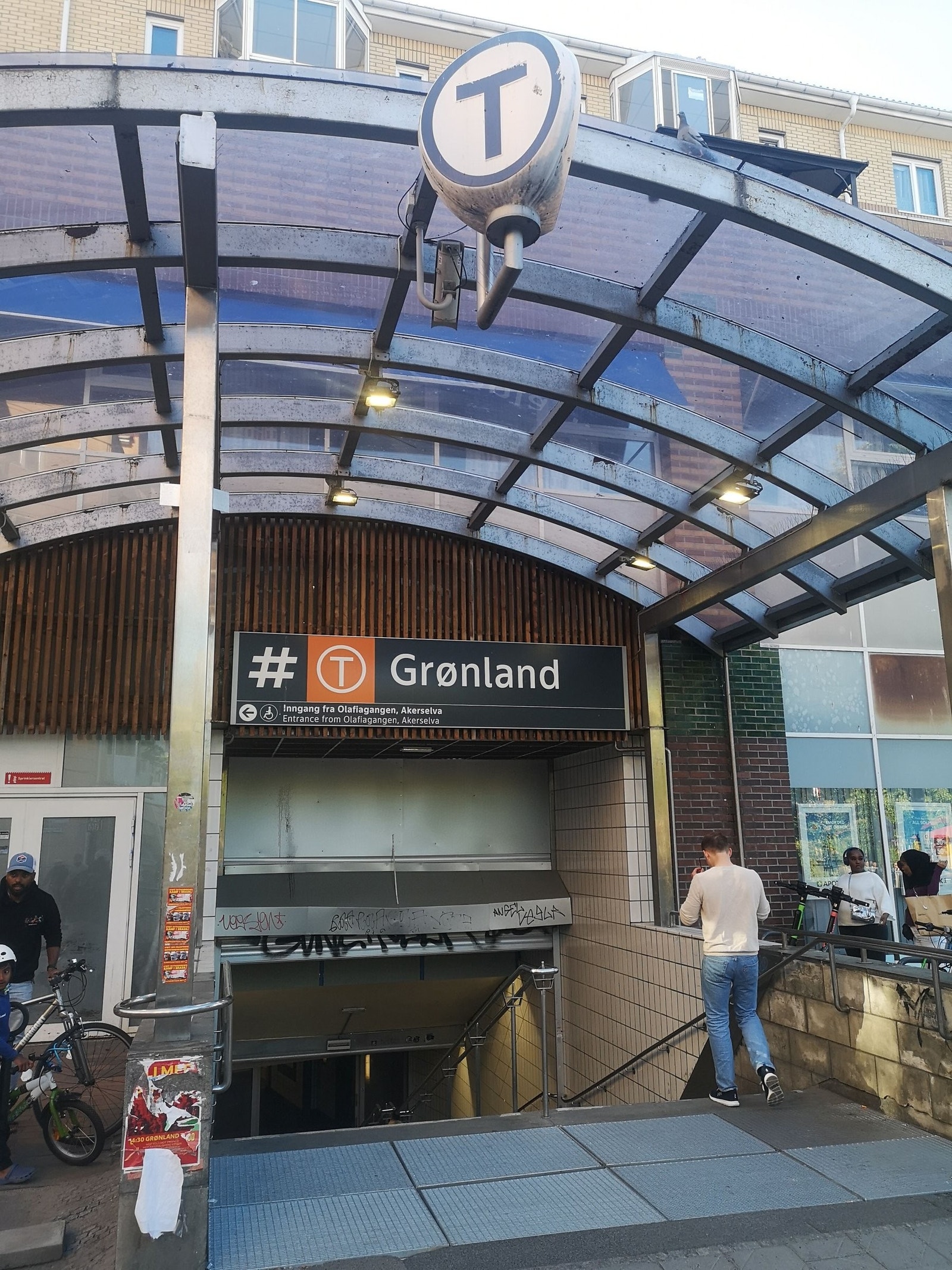 Grønland T. Alle linjer stopper her. Galleribilde