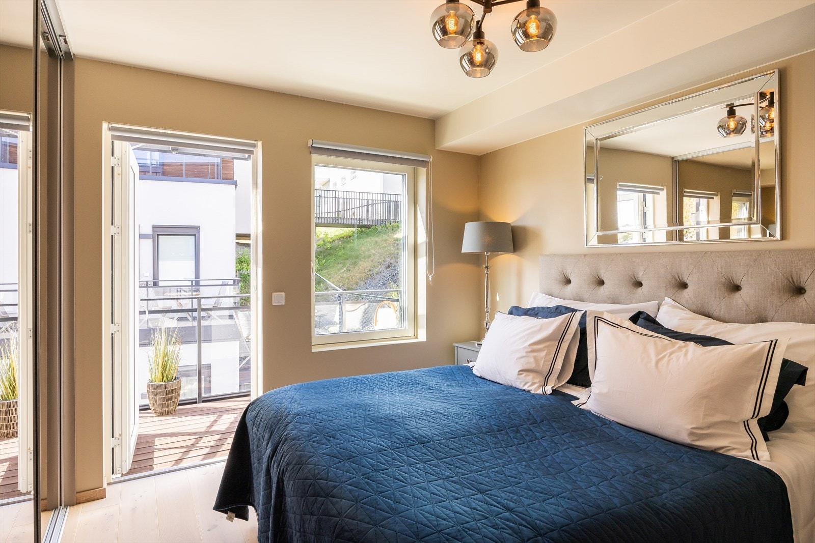 Lys og innbydende soverom med terrasse. Perfekt for å nyte morgenkaffen i rolige omgivelser. Galleribilde