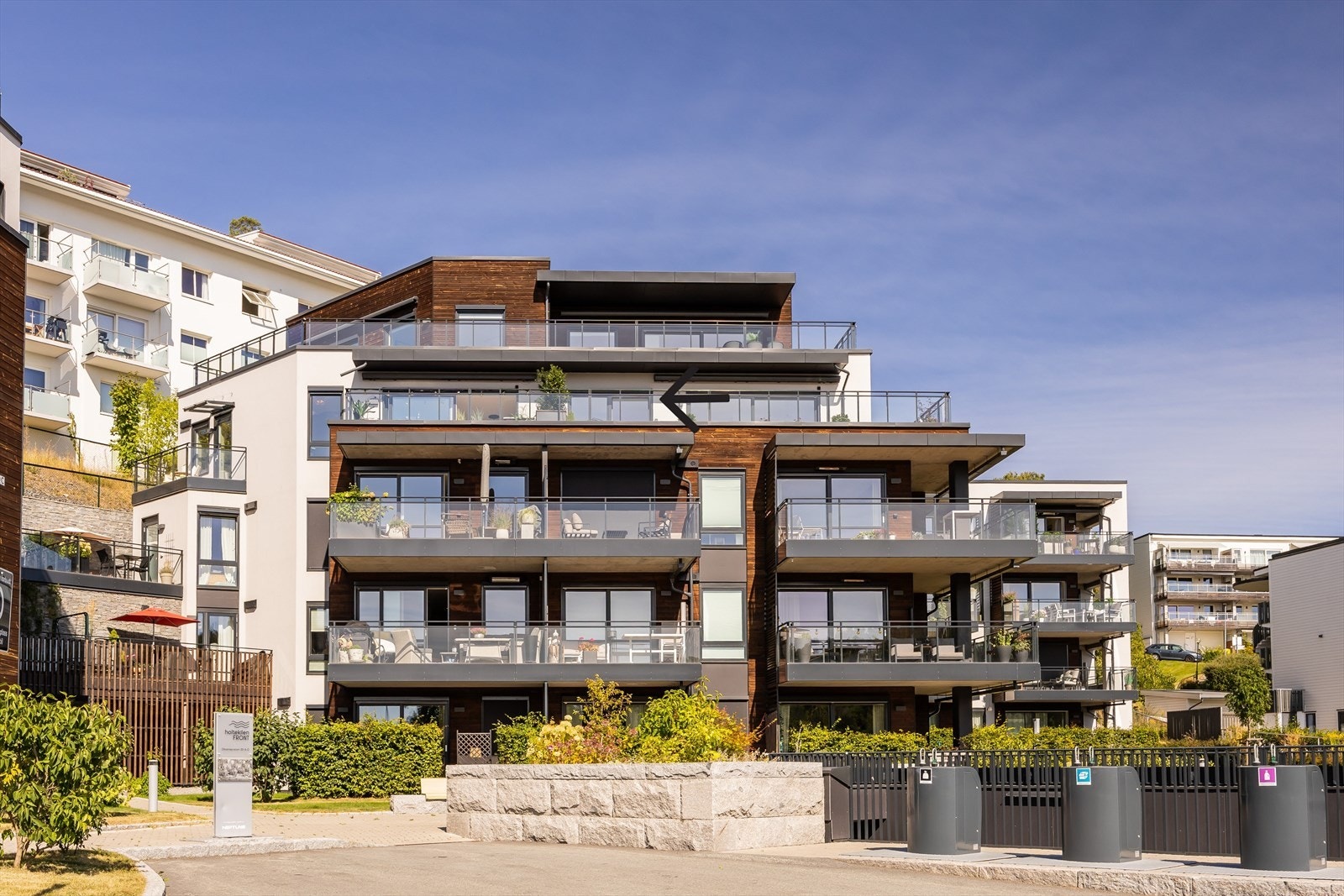 Leiligheten ligger høyt og fritt til i byggets 4. etasje - her har man to solrike terrasser med flott utsikt over vakre Holtekilen på Fornebu. Galleribilde