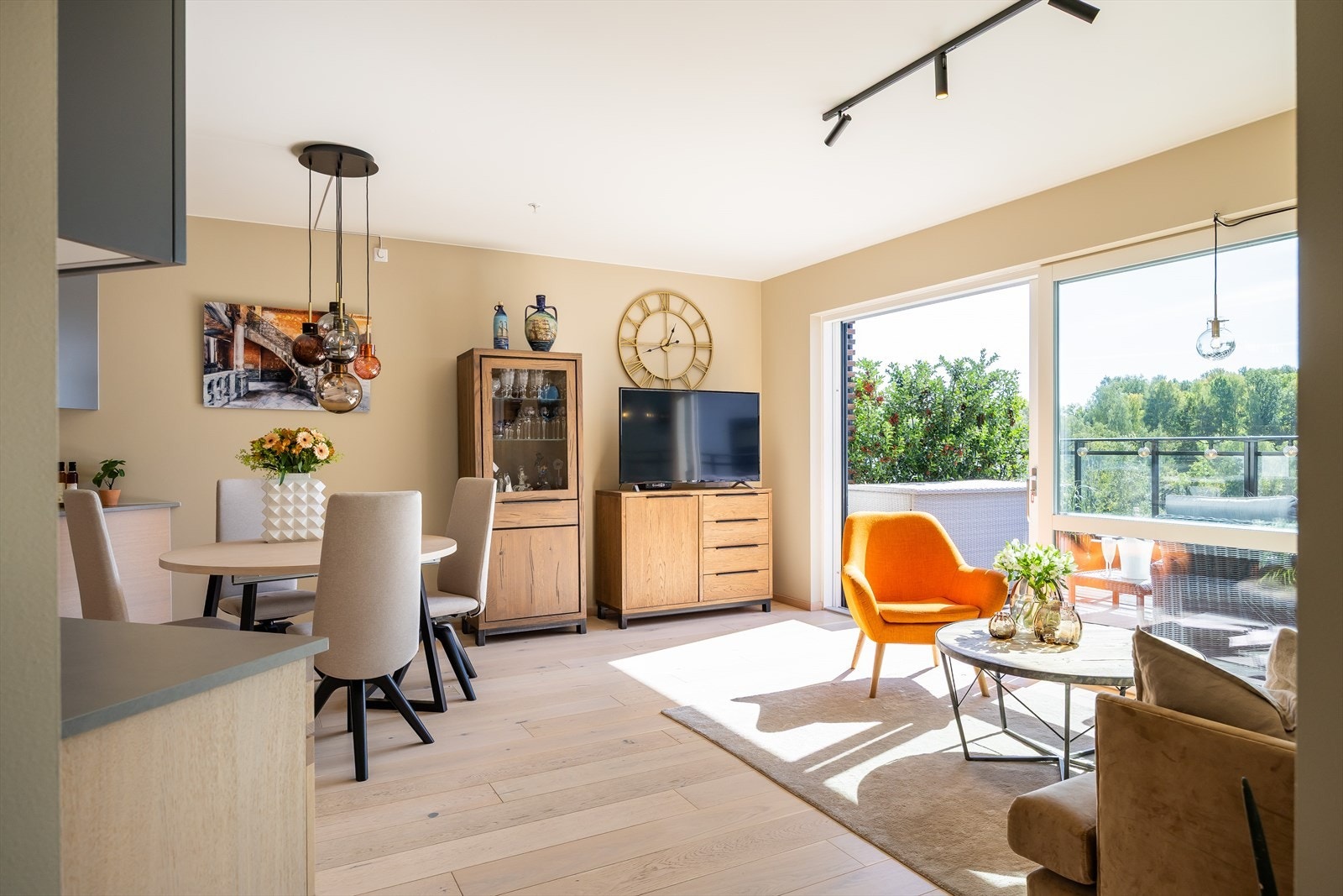 Leiligheten har en moderne standard og stil, med behagelige farge- og materialvalg. Galleribilde