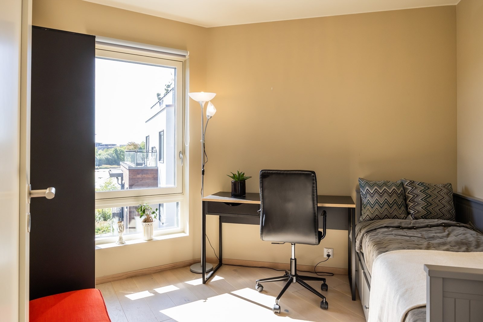 Soverom to er velegnet som et gjesterom eller hjemmekontor Galleribilde