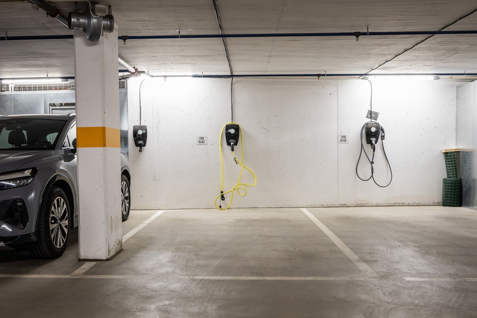 P-plass i felles garasjeanlegg med elbillader Galleribilde