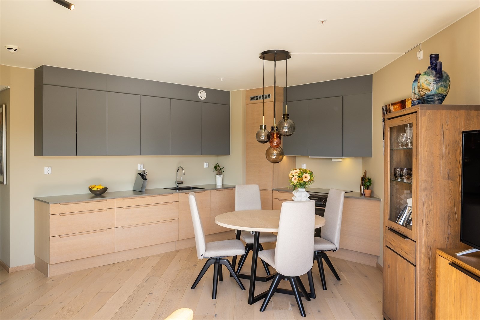 Moderne og stilfullt kjøkken med god benkeplass. Perfekt for matlaging og hyggelige stunder rundt spisebordet. Galleribilde