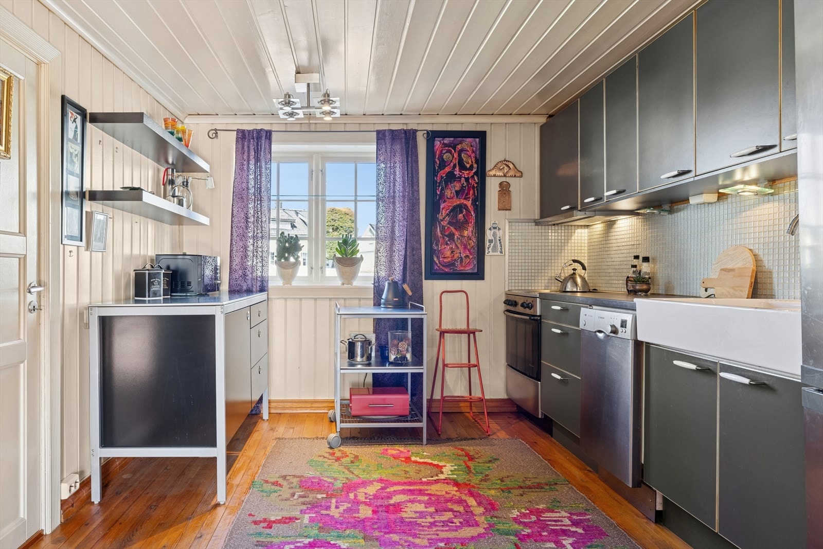 Flott kjøkken med god skap- og benkeplass. Galleribilde