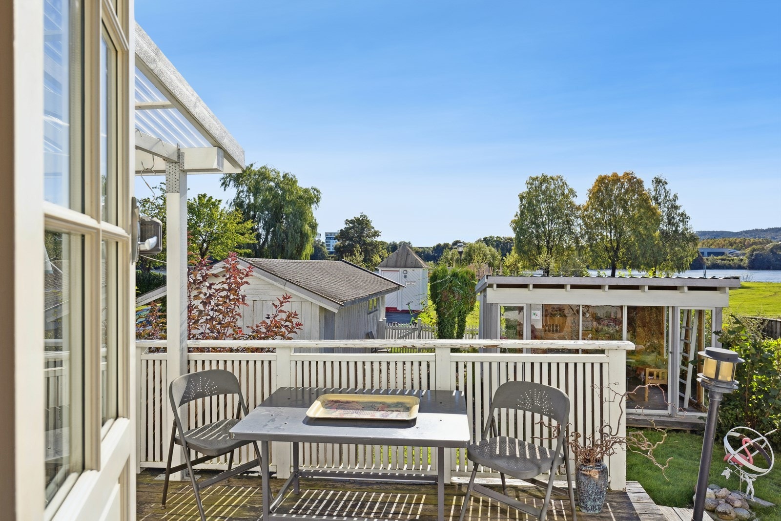 Videre ut på terrassen, med gode solforhold og utsikt. Galleribilde