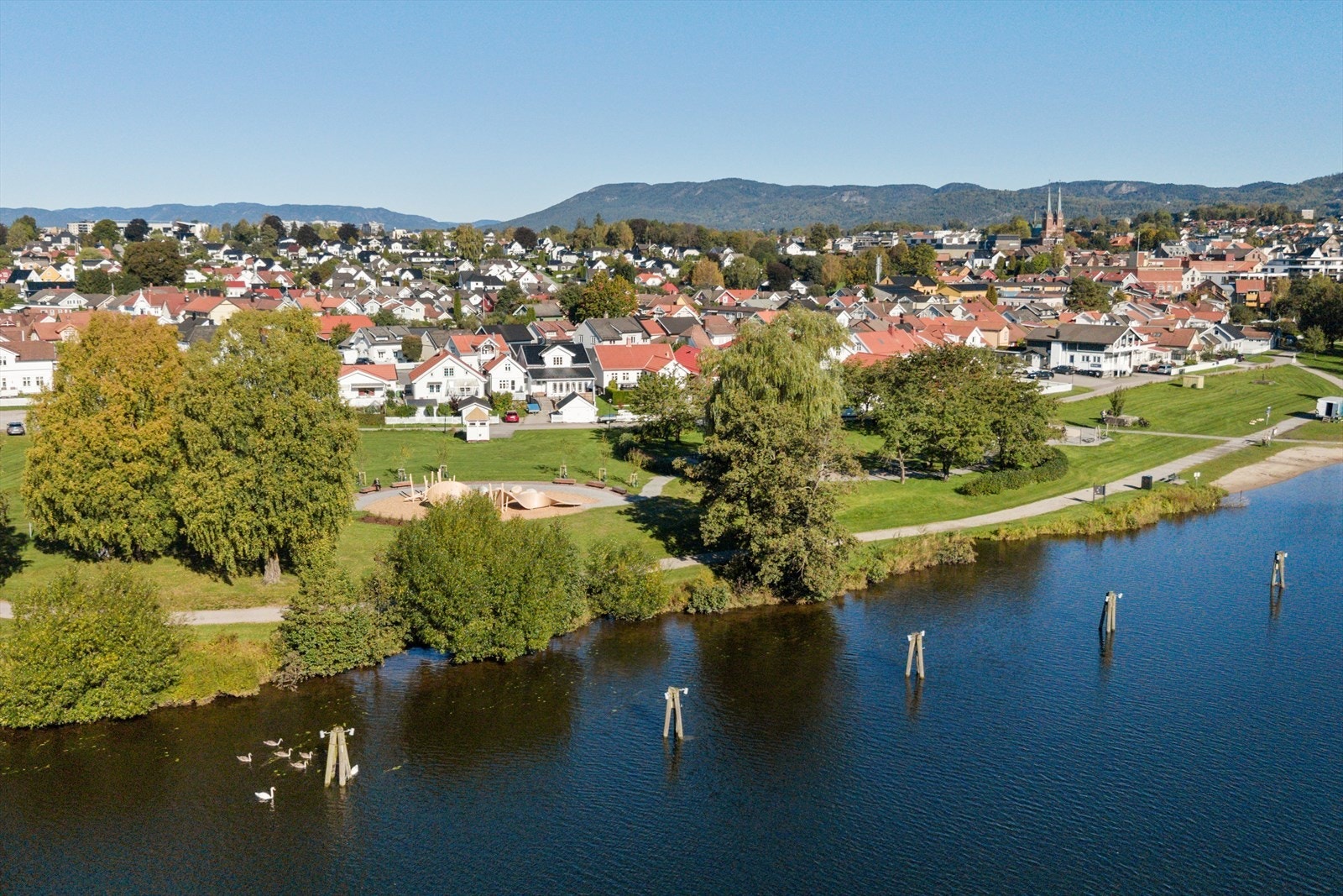 Her får du en flott enebolig med garasje og lekestue rett ved bakkestranda. Galleribilde
