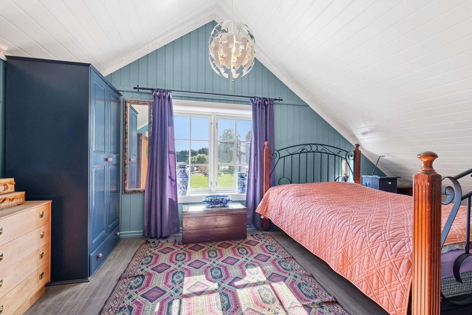 Boligen har to soverom - det ene med laminatgulv, det andre med furugulv og malt trepanel på veggene. Galleribilde