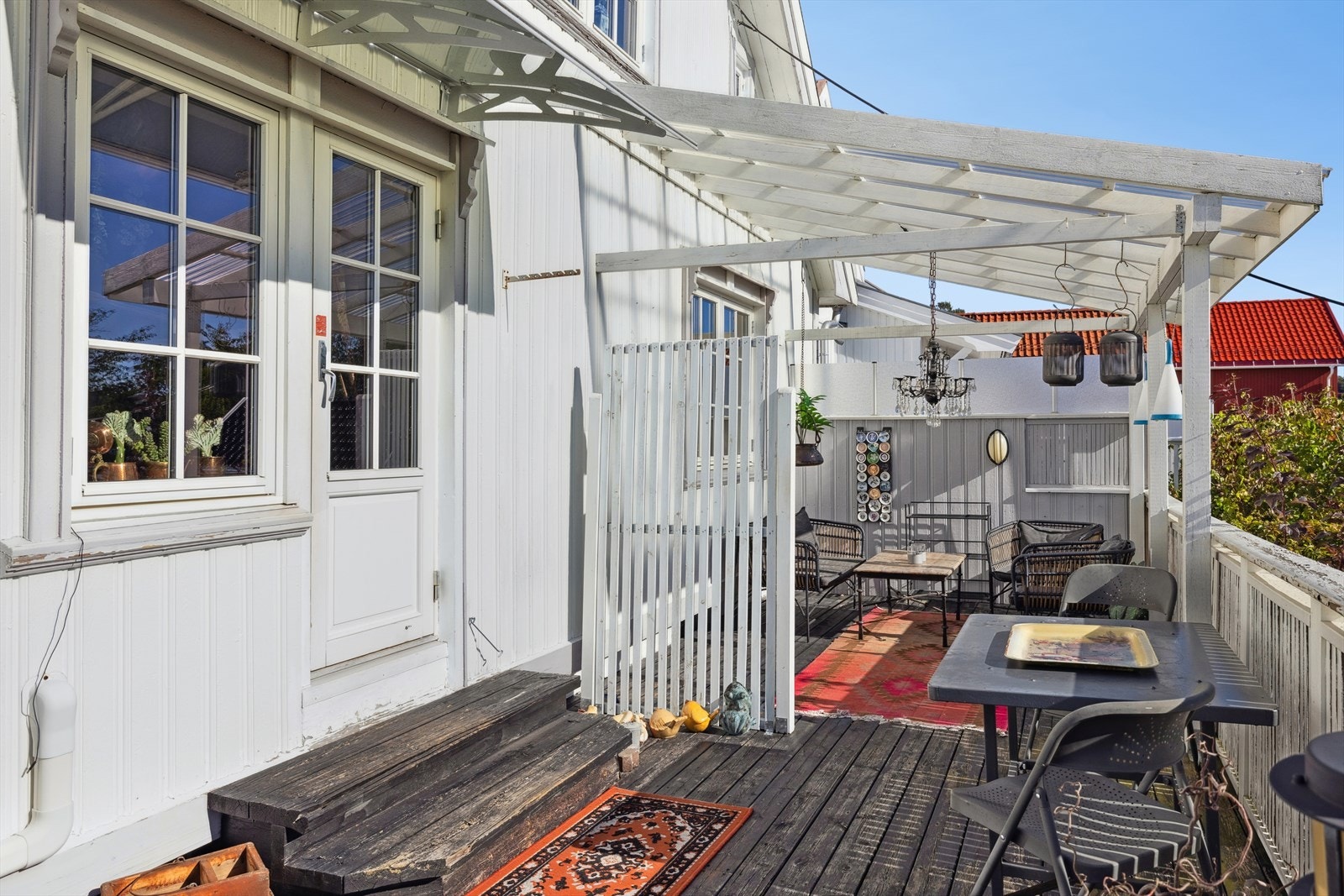 Det er satt opp levegg og plass til sittegruppe på terrasse. Galleribilde
