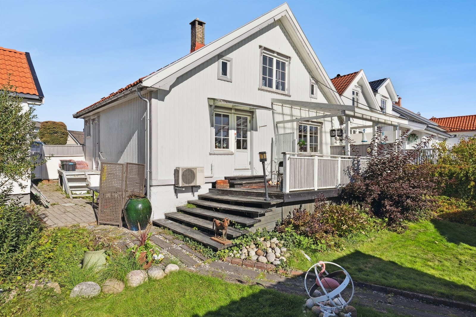 Velkommen til en innholdsrik enebolig med sørvendt beliggenhet og gode solforhold, beliggende i et etablert og rolig boligområde på Bakken i Skien. Galleribilde