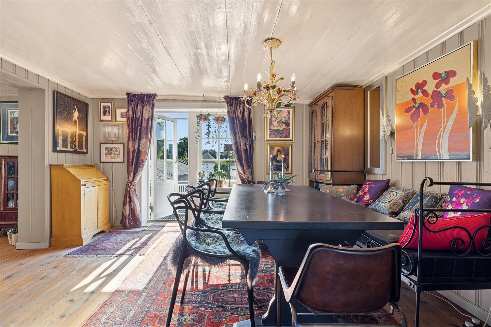 Direkte utgang til terrasse fra stue. Galleribilde