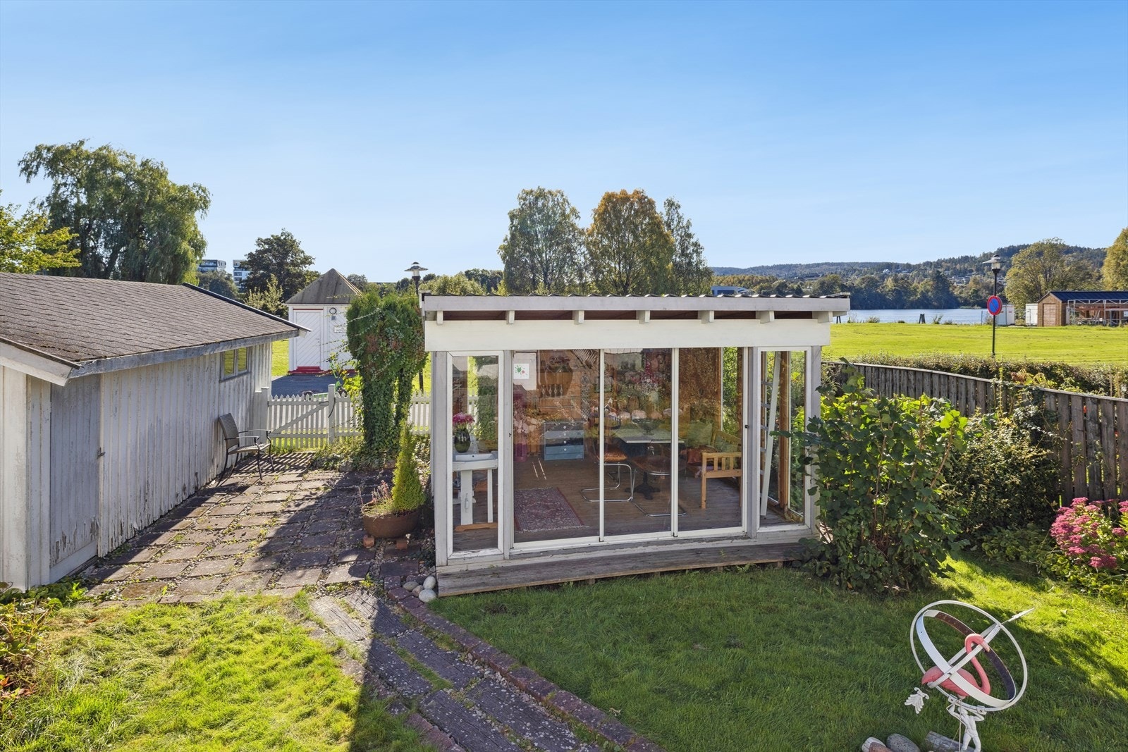 Boligen har også en praktisk hagestue, oppført ca. 2012, som fungerer som et ekstra rom med mange bruksmuligheter. Galleribilde