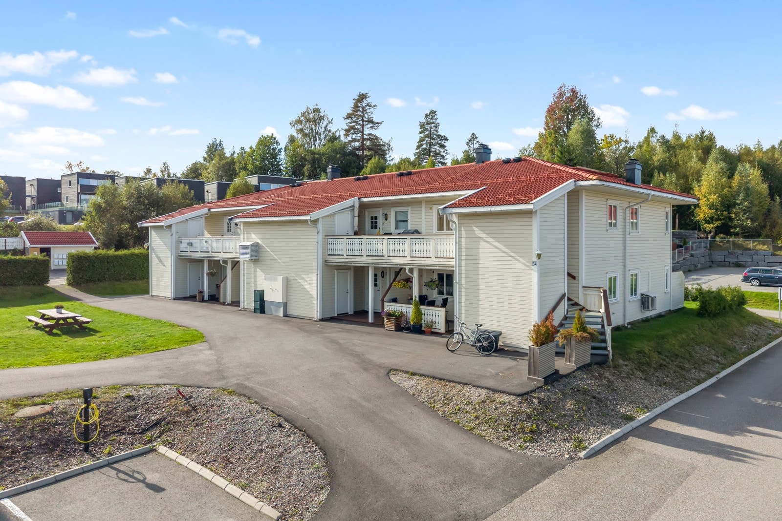 Leiligheten disponerer en fast parkeringsplass på sameiets fellesareal. I tillegg er det egen gjesteparkering tilgjengelig for besøkende. Øvrig parkering skjer i henhold til områdets gjeldende bestemmelser. Galleribilde