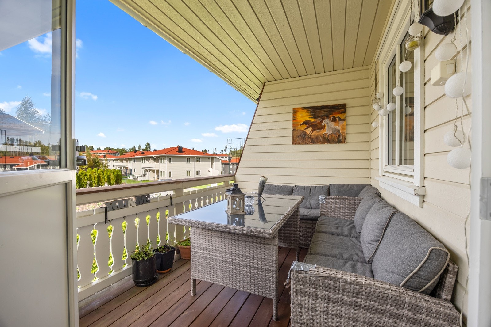 Leiligheten har en vestvendt veranda på ca. 8 kvm, med utgang direkte fra stuen. Verandaen er bygget i trekonstruksjon, har terrassebord som dekke og rekkverk i tre. Galleribilde