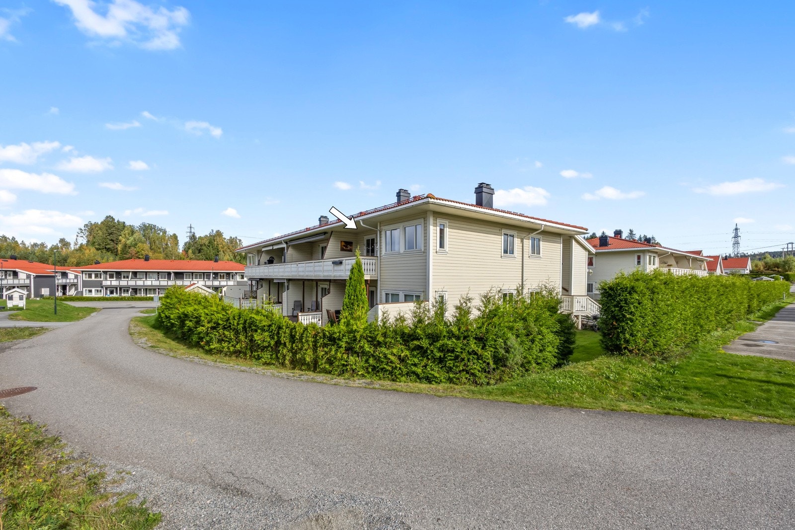 Velkommen til Hjeramoen 34 A - en moderne og innbydende 3-roms selveierleilighet fra 2013, beliggende i et attraktivt og rolig boligområde på Dal. Her bor du med nærhet til både barnehager, skoler, flotte turområder og et bredt fritidstilbud. Galleribilde