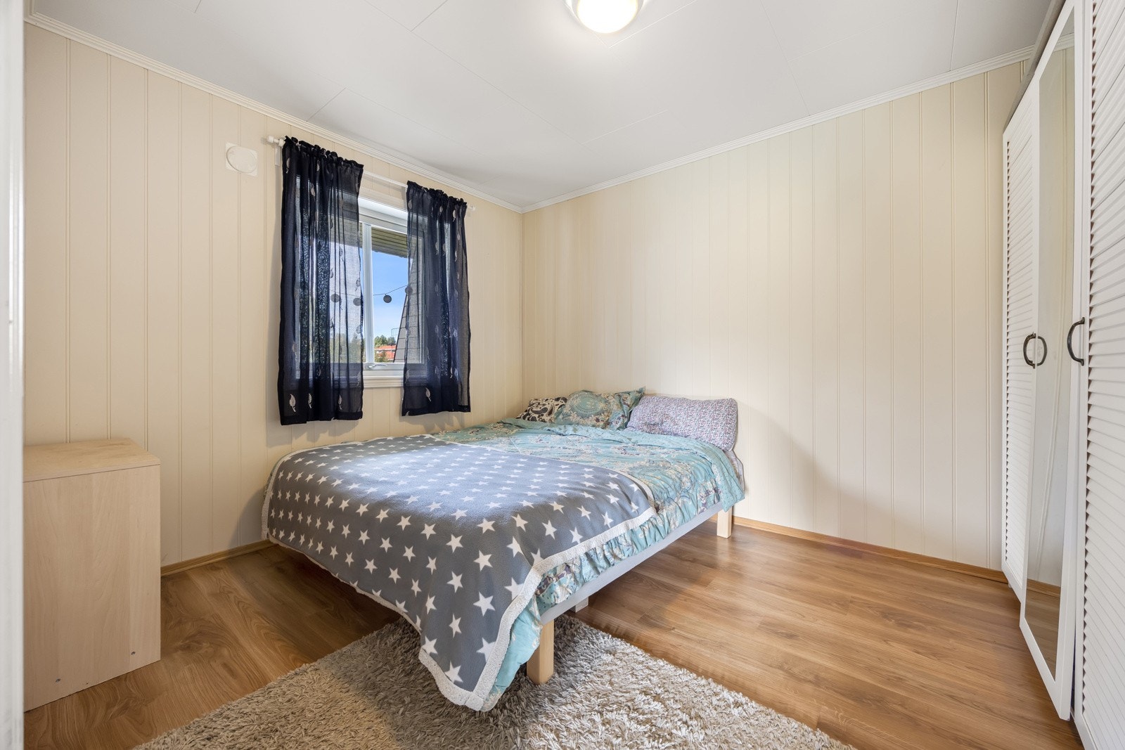 Hovedsoverom med plass til dobbeltseng og garderobeskap - lyse overflater og laminatgulv gir et rolig og behagelig uttrykk. Galleribilde