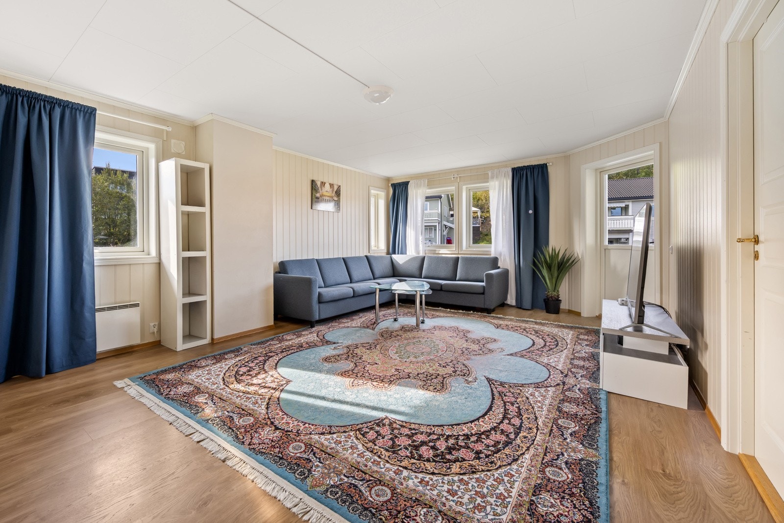 Lys og luftig stue med store vindusflater som slipper inn rikelig med dagslys. Rommet har god plass til både sofagruppe og spisebord. Galleribilde