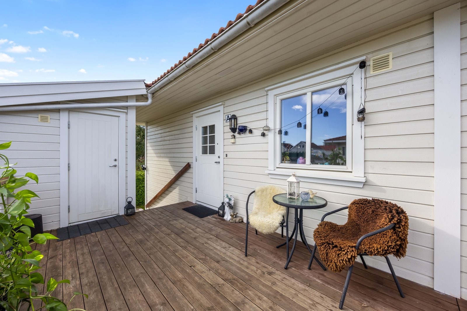 Et hyggelig sydvendt inngangsparti ønsker deg velkommen inn! Galleribilde