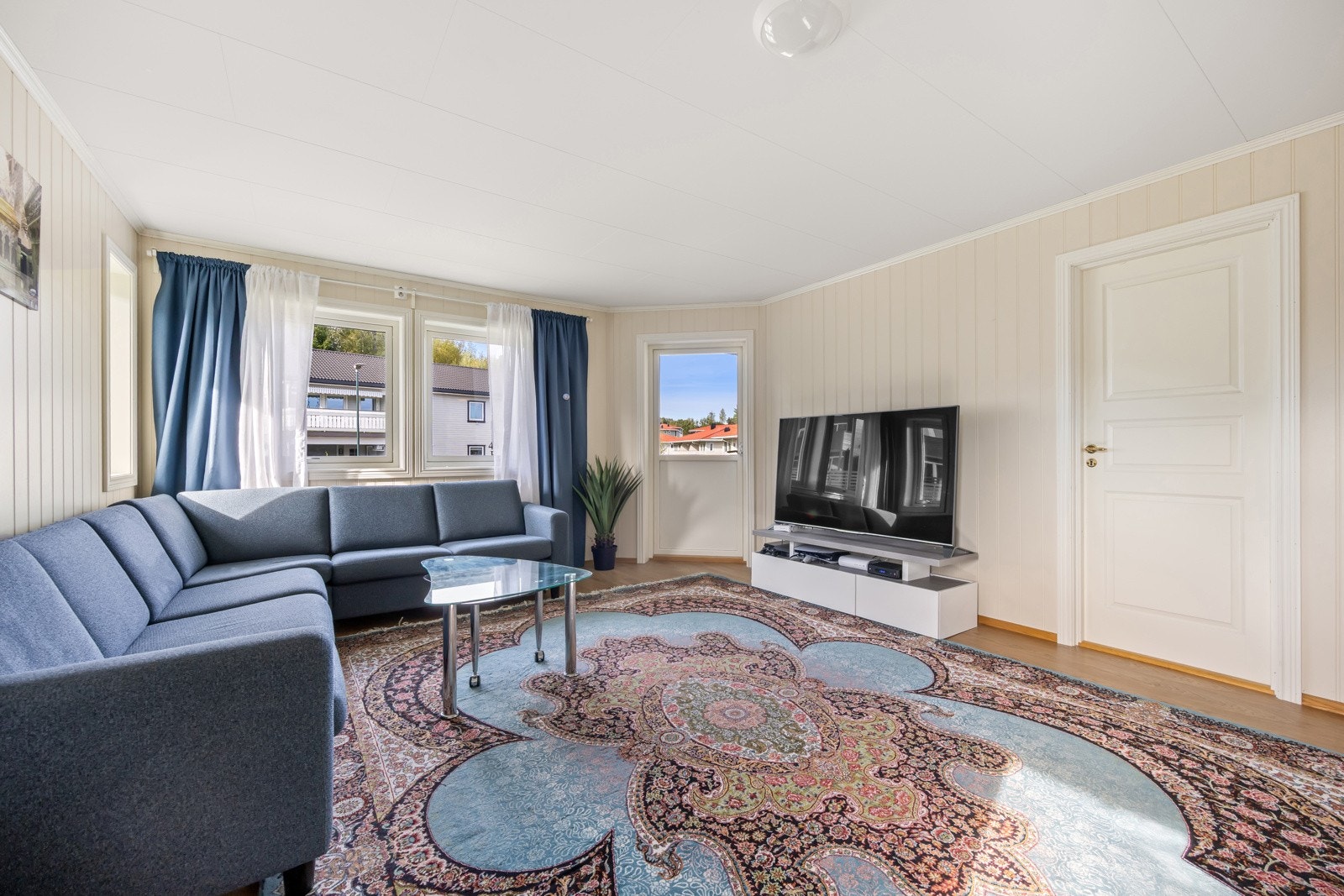 Laminat på gulv og lyse veggflater skaper en behagelig atmosfære. Himlingshøyden er målt til 2,42 meter, noe som gir rommet en fin romfølelse. Galleribilde