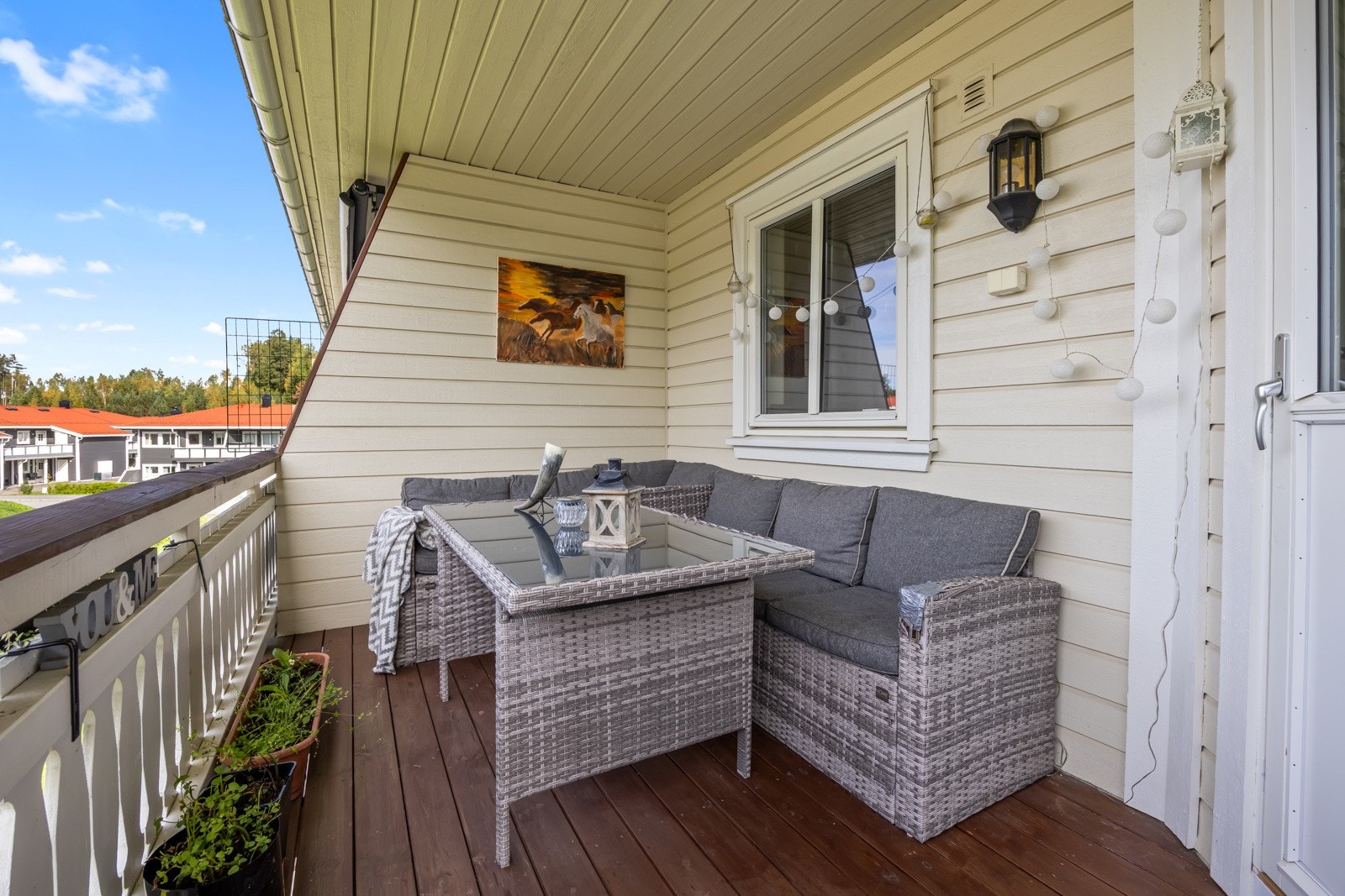 På verandaen kan man nyte late dager og sene kvelder i hyggelige omgivelser. Galleribilde