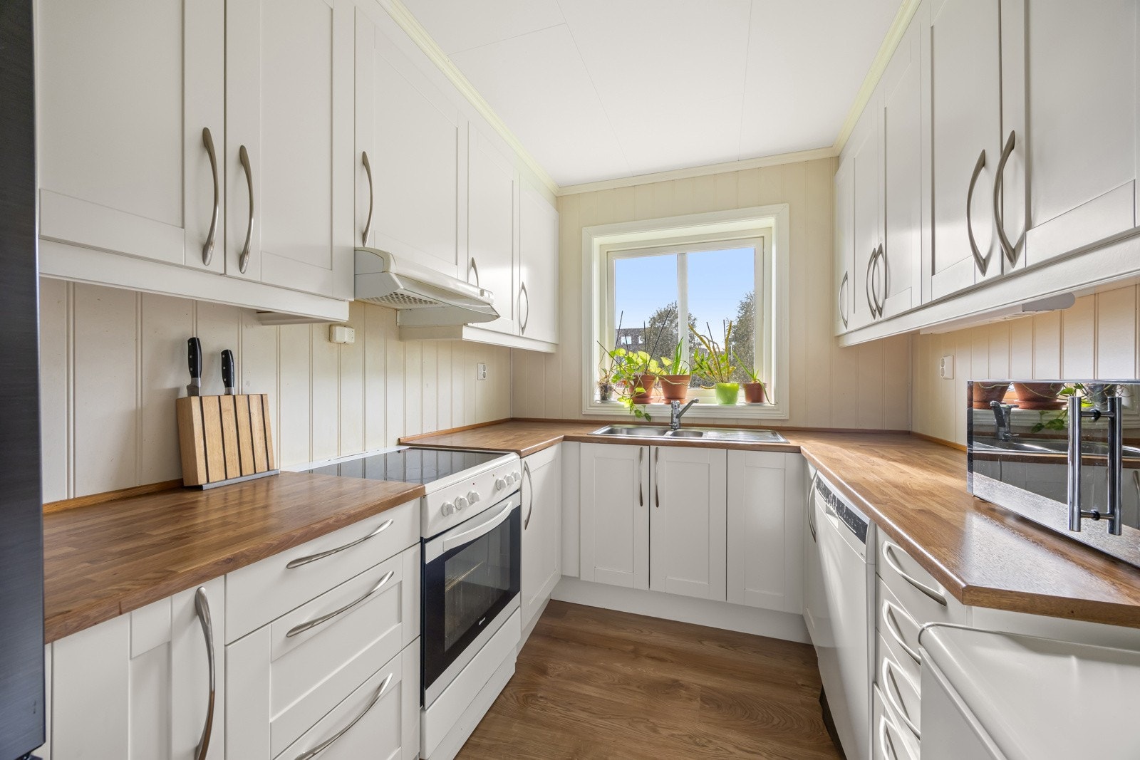 Kjøkkenet har avsatt plass til frittstående komfyr og kjøleskap, samt opplegg og plass for oppvaskmaskin. En nedfelt kum i rustfritt stål og montert komfyrvakt over koketoppen gir både funksjonalitet og sikkerhet. Galleribilde