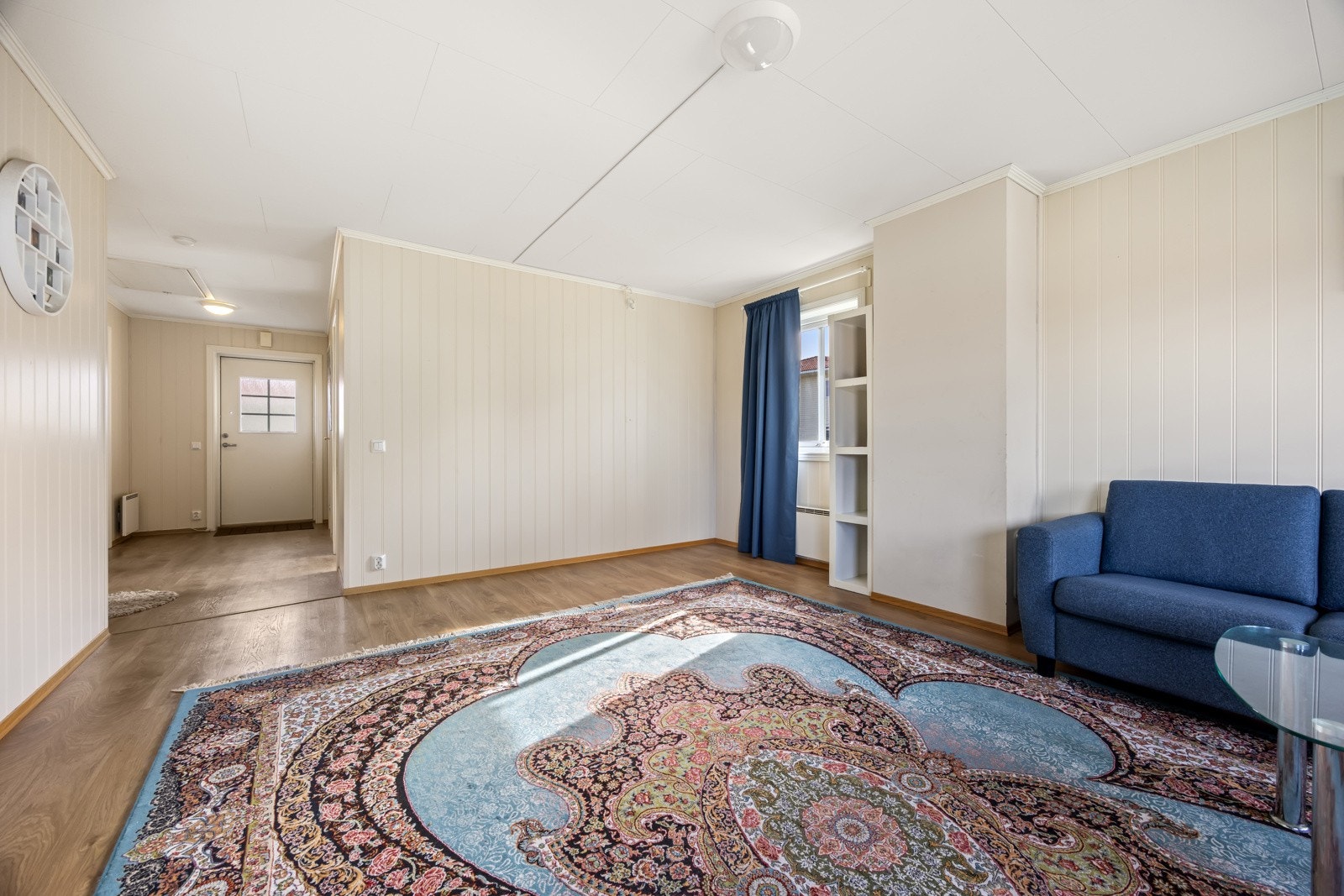 Leiligheten holder en gjennomgående god standard, og fremstår lys, luftig og godt vedlikeholdt. Med arealeffektiv planløsning, moderne overflater og behagelige fargevalg, er dette en bolig det er lett å trives i. Galleribilde