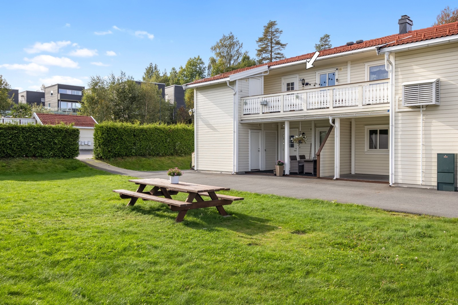 Leiligheten ligger i et hyggelig sameie med store grøntarealer, lekeplass og fine fellesområder - ideelt for deg som ønsker et trygt og trivelig bomiljø. Galleribilde