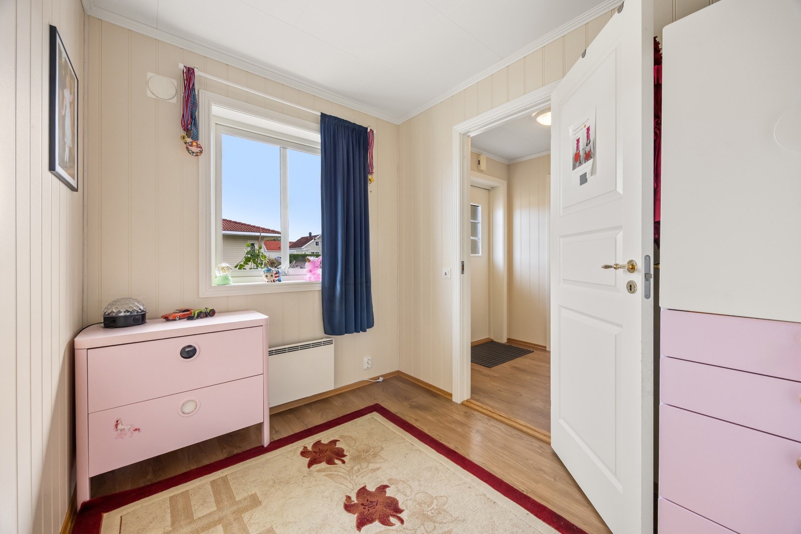 Soverom 2 egner seg godt som barnerom, gjesterom eller kontor - med lyse overflater og laminatgulv. Galleribilde