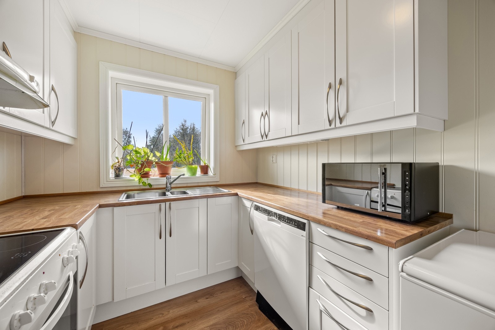 Kjøkkenet har en klassisk og tidløs innredning fra Sigdal med profilerte fronter og laminert benkeplate. Det er god skap- og benkeplass, samt praktiske løsninger tilpasset en moderne hverdag. Galleribilde