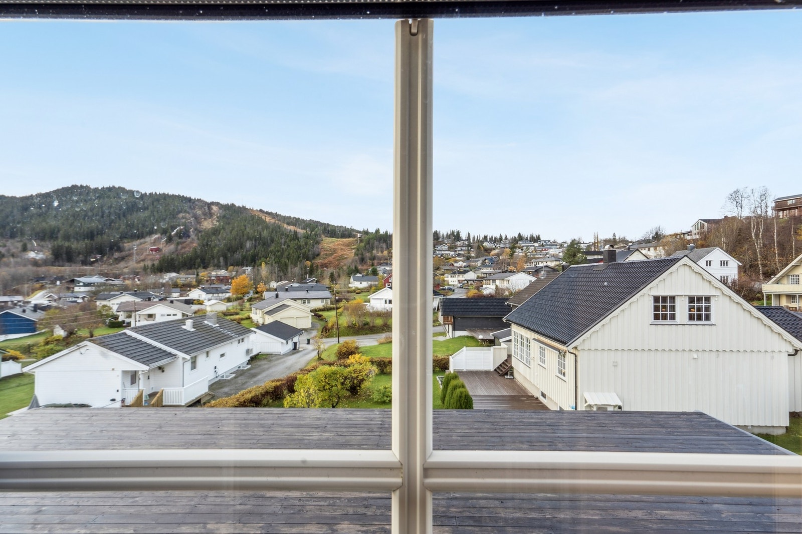 Perfekt for deg som ønsker en fredelig atmosfære med vakre omgivelser rett utenfor vinduet. Galleribilde